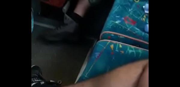  GORDINHO MOSTRANDO O PAU NO ÔNIBUS